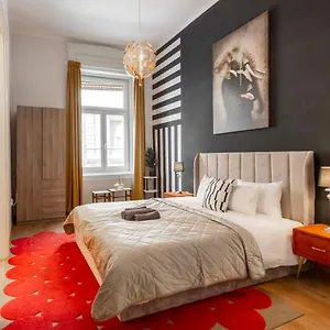 Apartament Deluxe Dohany Next To The New York Cafe Węgry